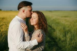 paar in liefde Aan groen veld- van tarwe foto