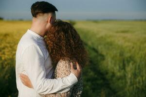 paar in liefde Aan groen veld- van tarwe foto