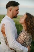 paar in liefde Aan groen veld- van tarwe foto