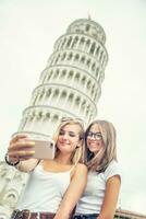 jong tiener meisjes reiziger toerist voordat Pisa toren selfie voor smartphone afbeelding of video foto