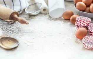 bakken gereedschap met eieren meel en koekje gevallen Aan keuken tafel met kopiëren ruimte foto