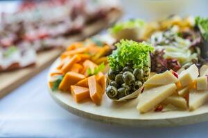 catering voedsel Aan houten bord in hotel of restaurant foto