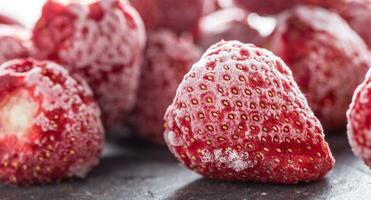 detailopname bevroren aardbeien gedekt door vorst. foto