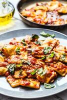 Italiaans of middellandse Zee voedsel pasta ravioli van tomaat saus. foto