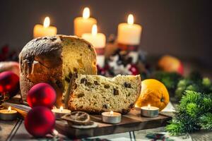 heerlijk panettone Aan Kerstmis tafel verstand decoraties en komst krans en kaarsen foto