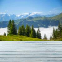 houten leeg bord of tafel en oostenrijks Alpen in de achtergrond foto