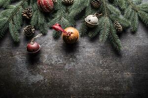 top van visie Kerstmis decoraties rinkelen klokken Spar boom pijnboom kegels Aan vrij beton achtergrond foto