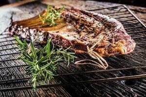 gerookt rauw varkensvlees ribben en rozemarijn kruiden Aan houten bord foto