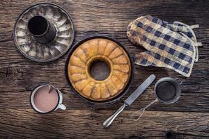 marmeren taart.pasen taart. marmeren taart kop van koffie poeder suiker en keuken wijnoogst werktuig. foto