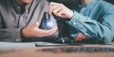 auto handelaar en sleutels in hand- ,berekening van interesseren tarieven en auto lening kosten ,auto aankoop overeenkomst ,het verstrekken van financieel Diensten en auto verzekering , financieel auto leningen ,huren ondertekening foto