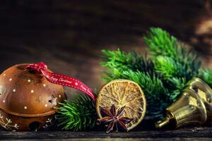 kerstmis. rinkelen klok Kerstmis decoraties en lint met tekst gelukkig Kerstmis foto