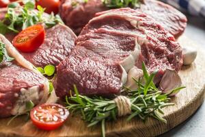 rundvlees ribe oog steaks met rozemarijn oregano en tomaten foto