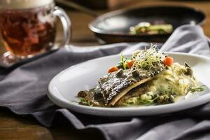 gebakken forel filet met gepureerd aardappelen en droogte bier foto