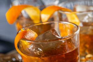 oud fashioned rum drinken Aan ijs met oranje schil garneer foto