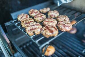 detailopname vers gegrild mini hamburgers Aan partij in tuin foto