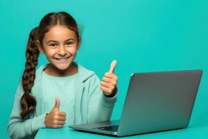 jong vrouw meisje met laptop Aan blauw achtergrond tonen duimen omhoog foto