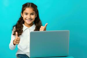 jong vrouw meisje met laptop Aan blauw achtergrond tonen duimen omhoog foto