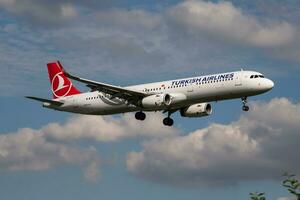 Turks luchtvaartmaatschappijen passagier vlak Bij luchthaven. schema vlucht reizen. luchtvaart en vliegtuigen. lucht vervoer. globaal Internationale vervoer. vlieg en vliegen. foto