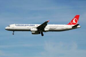 Turks luchtvaartmaatschappijen luchtbus a321 tc-jmm passagier vlak landen Bij Hamburg luchthaven foto