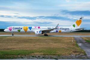 condor passagier vlak Bij luchthaven. schema vlucht reizen. luchtvaart en vliegtuigen. lucht vervoer. globaal Internationale vervoer. vlieg en vliegen. foto