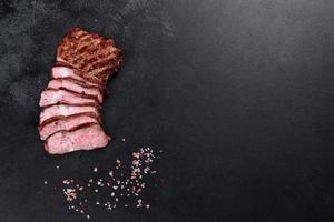 verse sappige heerlijke biefstuk op een donkere achtergrond