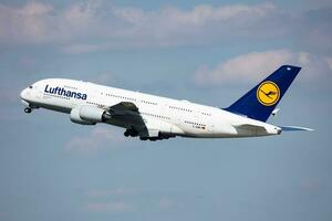 lufthansa passagier vlak Bij luchthaven. schema vlucht reizen. luchtvaart en vliegtuigen. lucht vervoer. globaal Internationale vervoer. vlieg en vliegen. foto