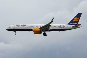 ijslandlucht passagier vlak Bij luchthaven. schema vlucht reizen. luchtvaart en vliegtuigen. lucht vervoer. globaal Internationale vervoer. vlieg en vliegen. foto