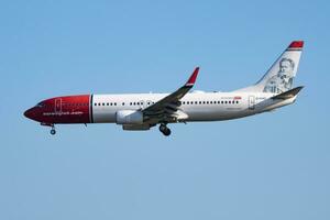 Noors lucht shuttle passagier vlak Bij luchthaven. schema vlucht reizen. luchtvaart en vliegtuigen. lucht vervoer. globaal Internationale vervoer. vlieg en vliegen. foto