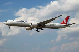 Turks luchtvaartmaatschappijen boeing 777-300er tc-lji passagier vlak landen Bij Londen heide luchthaven foto