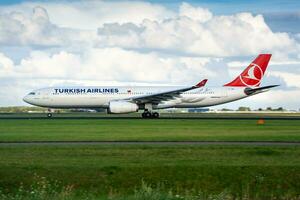 Turks luchtvaartmaatschappijen passagier vlak Bij luchthaven. schema vlucht reizen. luchtvaart en vliegtuigen. lucht vervoer. globaal Internationale vervoer. vlieg en vliegen. foto