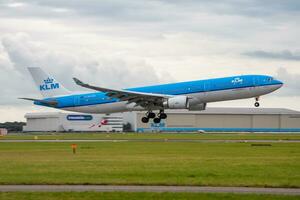 klm passagier vlak Bij luchthaven. schema vlucht reizen. luchtvaart en vliegtuigen. lucht vervoer. globaal Internationale vervoer. vlieg en vliegen. foto