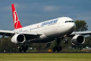 Turks luchtvaartmaatschappijen passagier vlak Bij luchthaven. schema vlucht reizen. luchtvaart en vliegtuigen. lucht vervoer. globaal Internationale vervoer. vlieg en vliegen. foto