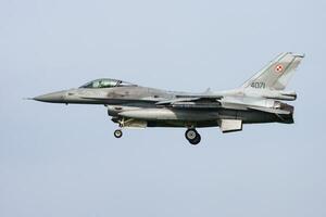 Pools lucht dwingen lockheed Martin f-16c vechten valk 4071 vechter Jet aankomst en landen Bij leeuwarden lucht baseren voor van Friesland afkomstige vlag 2015 lucht oefening foto