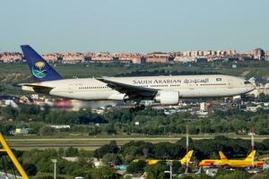 saudia boeing 777-200 hz-akd passagier vlak landen Bij Madrid baraja's luchthaven foto