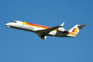 Iberia regionaal lucht nostrum bombardier crj-200 ec-gza passagier vlak vertrek Bij Madrid baraja's luchthaven foto