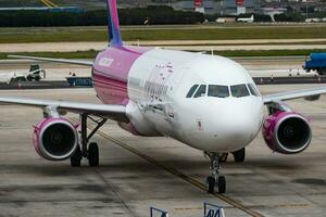 wizz lucht passagier vlak Bij luchthaven. schema vlucht reizen. luchtvaart en vliegtuigen. lucht vervoer. globaal Internationale vervoer. vlieg en vliegen. foto