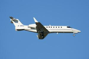 bedrijf Jet passagier vlak Bij luchthaven. zakelijke vlucht reizen. luchtvaart en vliegtuigen. vip vervoer. bedrijf en corporatie vervoer. vlieg en vliegen. foto