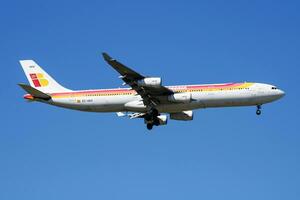 Iberia luchtvaartmaatschappijen luchtbus a340-300 ec-hgv passagier vlak landen Bij Madrid baraja's luchthaven foto