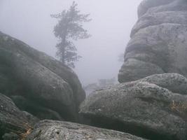 grote rotsen in de mist in het nationale park van Seoraksan, Zuid-Korea foto