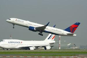delta luchtvaartmaatschappijen boeing 757-200 n712tw passagier vlak vertrek en nemen uit Bij Parijs Charles de gaulle luchthaven foto