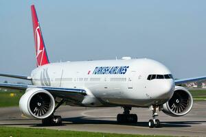 Turks luchtvaartmaatschappijen passagier vlak Bij luchthaven. schema lucht reizen. luchtvaart en vliegtuigen. lucht vervoer. globaal Internationale vervoer. vlieg en vliegen. foto