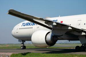 Turks luchtvaartmaatschappijen passagier vlak Bij luchthaven. schema lucht reizen. luchtvaart en vliegtuigen. lucht vervoer. globaal Internationale vervoer. vlieg en vliegen. foto