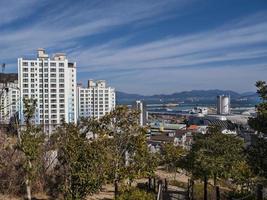 het uitzicht op de stad Yeosu vanuit het park, Zuid-Korea foto