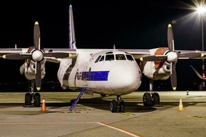 raf-avia lading vlak Bij luchthaven. lucht vracht en Verzenden. luchtvaart en vliegtuigen. vervoer industrie. globaal Internationale vervoer. vlieg en vliegen. foto