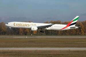 emiraten luchtvaartmaatschappijen boeing 777-300er a6-ef passagier vlak aankomst en landen Bij Boedapest luchthaven foto