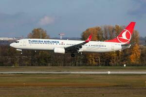 Turks luchtvaartmaatschappijen boeing 737-900 tc-jyb passagier vlak aankomst en landen Bij Boedapest luchthaven foto