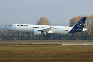 lufthansa luchtbus a321 d-assistent passagier vlak aankomst en landen Bij Boedapest luchthaven foto