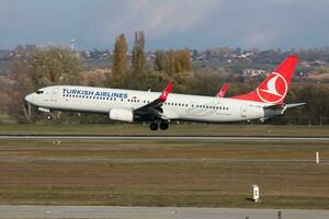 Turks luchtvaartmaatschappijen boeing 737-900 tc-jyb passagier vlak aankomst en landen Bij Boedapest luchthaven foto