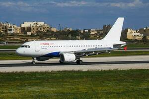 lucht Malta passagier vlak Bij luchthaven. schema vlucht reizen. luchtvaart en vliegtuigen. lucht vervoer. globaal Internationale vervoer. vlieg en vliegen. vertrek en nemen uit. foto