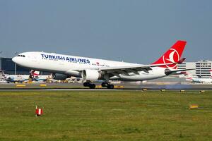 Turks luchtvaartmaatschappijen passagier vlak Bij luchthaven. schema vlucht reizen. luchtvaart en vliegtuigen. lucht vervoer. globaal Internationale vervoer. vlieg en vliegen. foto